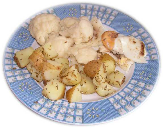 ziemniaki w rozmarynie z kalafiorem i jajkiem sadzonym